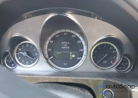 2010 Mercedes-Benz E 550 z USA, uszkodzony, nr VIN WDDHF7CB3AA104247